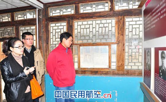 员工认真参观 东航北京地服部参观冀热察挺进军司令部旧址