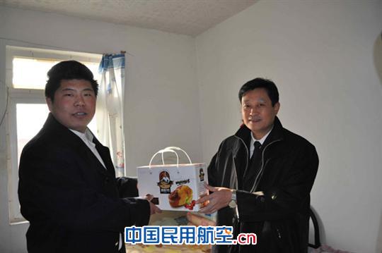 东航北京地服部开展给员工送温暖活动