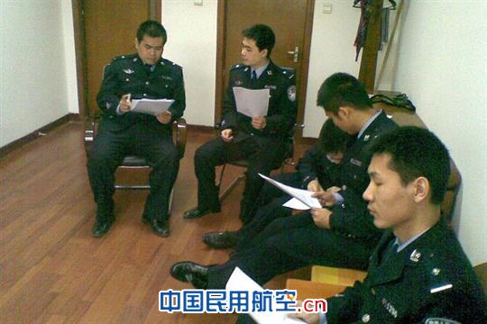东航河北公司空警将党课内容搬入"青年大学堂"