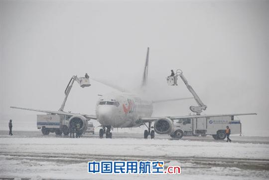 烟台机场机务部保障做好飞机除冰雪准备工作