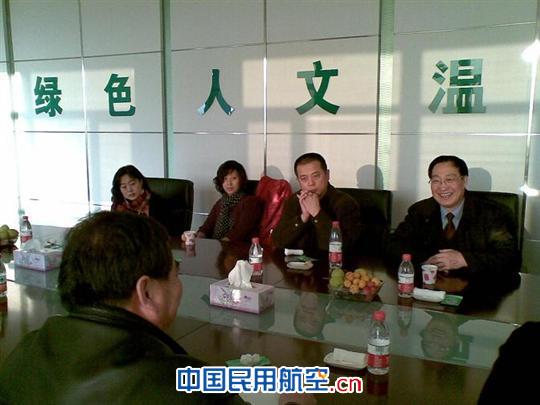 座谈 南航新疆公司对克拉玛依备降场进行考察调研