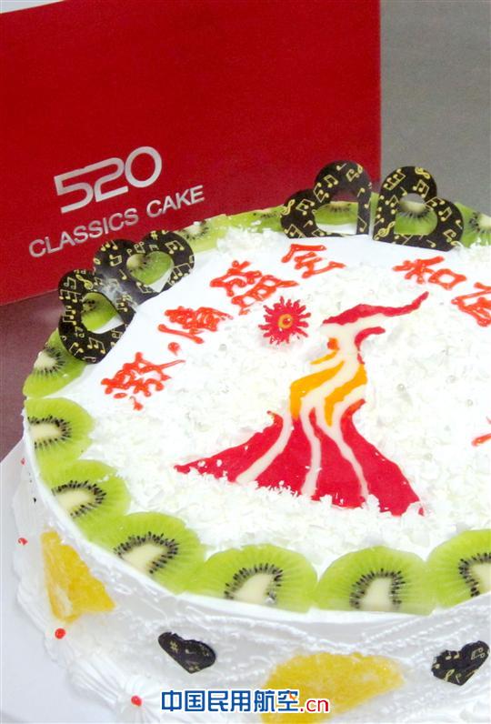 大连航食“创作”亚运蛋糕 预祝广州亚运圆满成功 巧克力“圣火”熊熊“燃烧”在奶油“海心沙”上