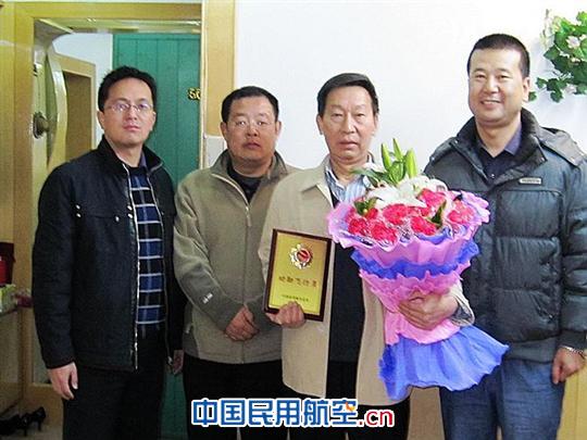 老机长任俊杰荣获 “功勋飞行员”称号