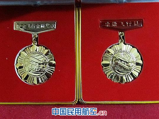 老机长任俊杰荣获 “功勋飞行员”称号