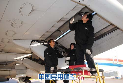 东航山西分公司保障运力 抢修波音737-700飞机