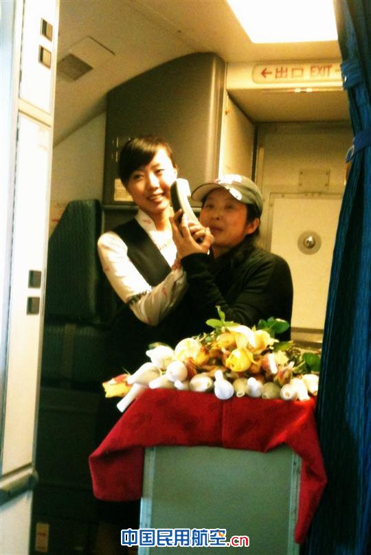 昆明航空乘务长胡晶晶:空中的感动与被感动