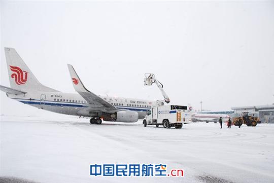 行动迅速保障有力 烟台机场航班未受降雪影响