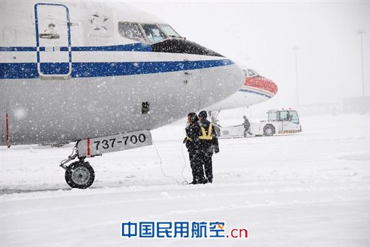 行动迅速保障有力 烟台机场航班未受降雪影响