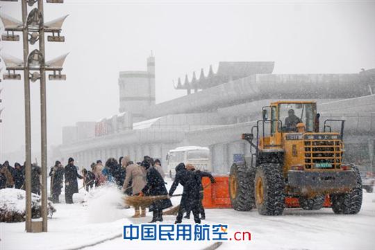 行动迅速保障有力 烟台机场航班未受降雪影响