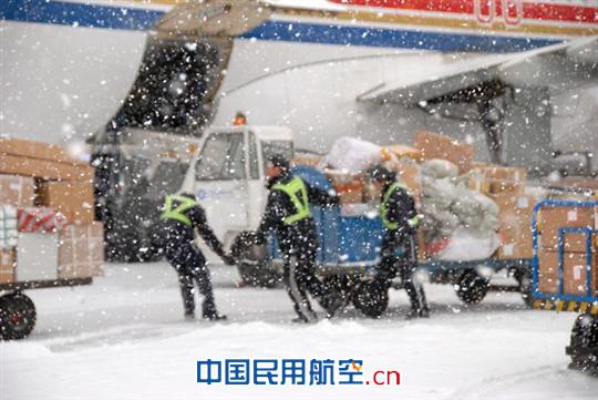 行动迅速保障有力 烟台机场航班未受降雪影响