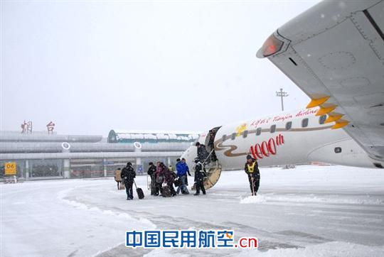 行动迅速保障有力 烟台机场航班未受降雪影响