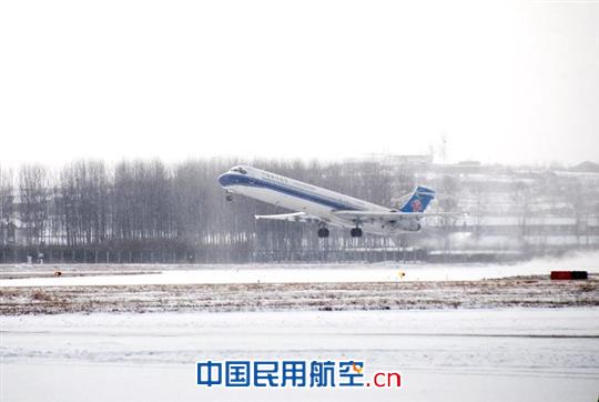 行动迅速保障有力 烟台机场航班未受降雪影响