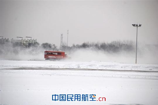 行动迅速保障有力 烟台机场航班未受降雪影响