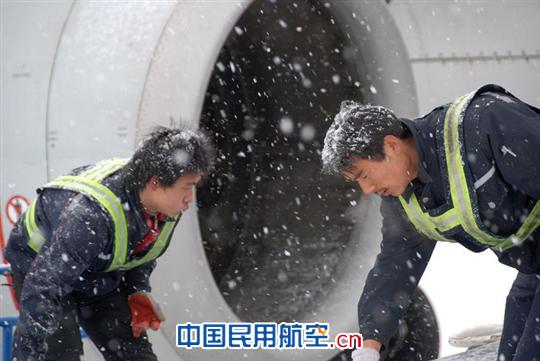 行动迅速保障有力 烟台机场航班未受降雪影响