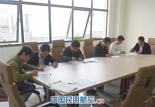 12月24日,海南空管汽车队对近期招聘的11名汽车驾驶员进行道路交通安全考核。 海南空管对新招驾驶员考核道路交通安全知识