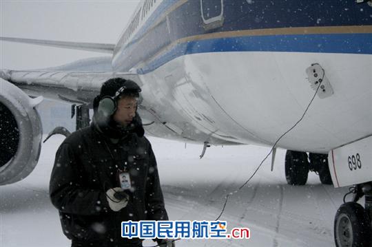 南航新疆维修基地抗击“雨雪”天气
