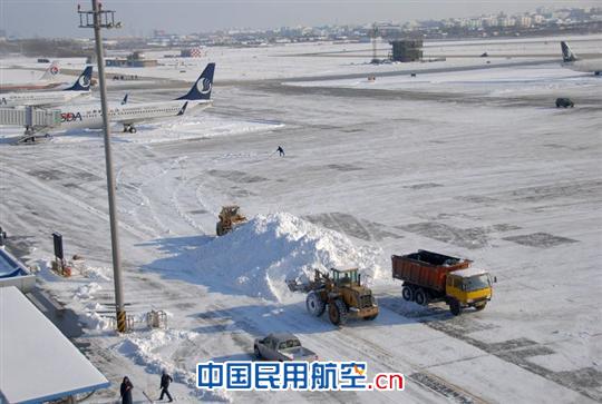 烟台机场全力奋战暴雪天气 保障旅客顺利出行