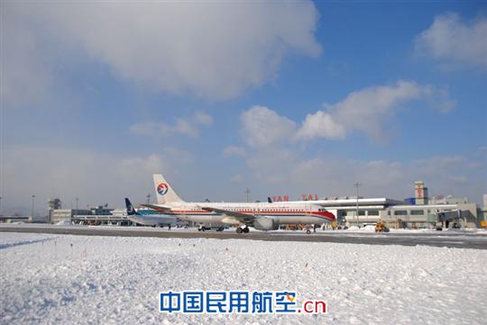 烟台机场全力奋战暴雪天气 保障旅客顺利出行