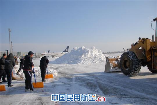烟台机场全力奋战暴雪天气 保障旅客顺利出行