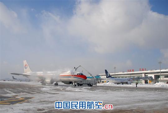 烟台机场全力奋战暴雪天气 保障旅客顺利出行