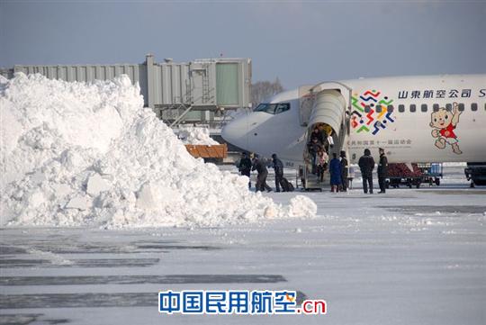 烟台机场全力奋战暴雪天气 保障旅客顺利出行