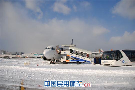 烟台机场全力奋战暴雪天气 保障旅客顺利出行