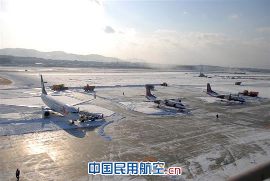 烟台机场全力奋战暴雪天气 保障旅客顺利出行
