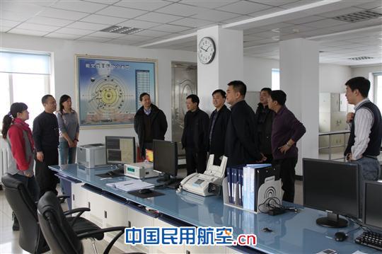 东北空管局局长陈松林在元旦前夕慰问气象中心