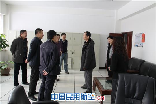 东北空管局局长陈松林在元旦前夕慰问气象中心