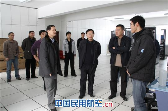 东北空管局局长陈松林在元旦前夕慰问气象中心