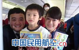 东航北京空中乘务员佩戴党微服务旅客迎新年