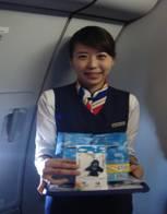 东航北京空中乘务员佩戴党微服务旅客迎新年