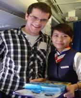 东航北京空中乘务员佩戴党微服务旅客迎新年