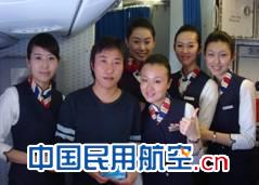 东航北京空中乘务员佩戴党微服务旅客迎新年