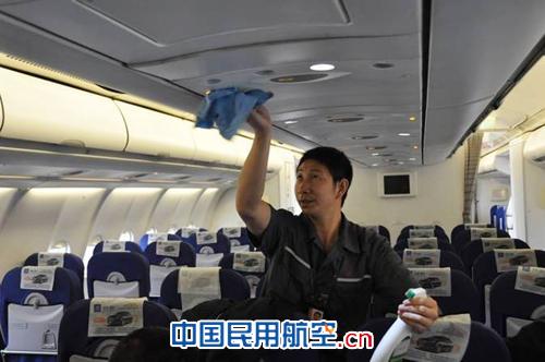 国航成都基地将高品质飞机客舱清洁工作常态化