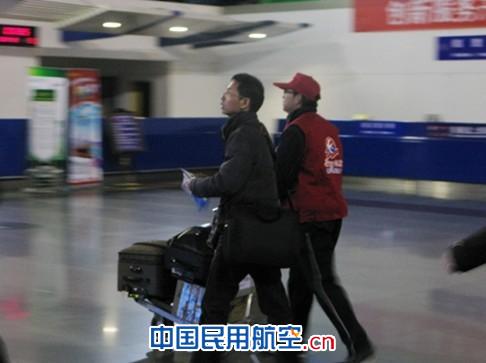 春运首日东航甘肃“爱在东航”志愿者为旅客服务