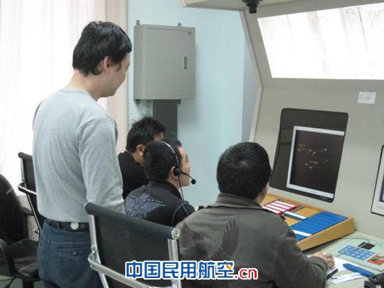 海南空管分局管制运行部组织针对性模拟机训练