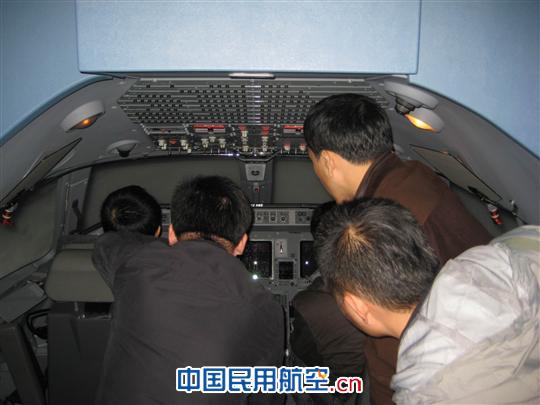 海南空管分局管制运行部组织针对性模拟机训练