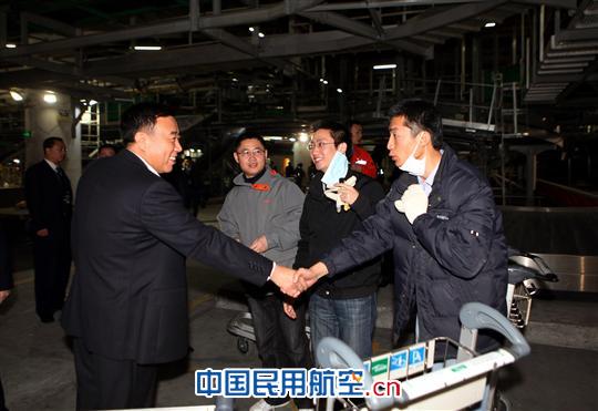 南航股份公司领导指导地服春运慰问青年志愿者