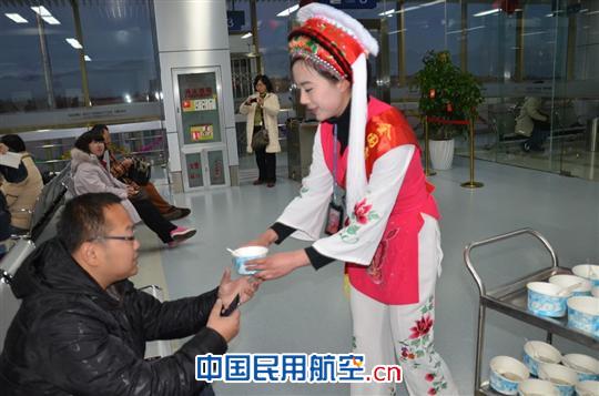 大理机场开展春节特色服务活动 营造欢乐氛围