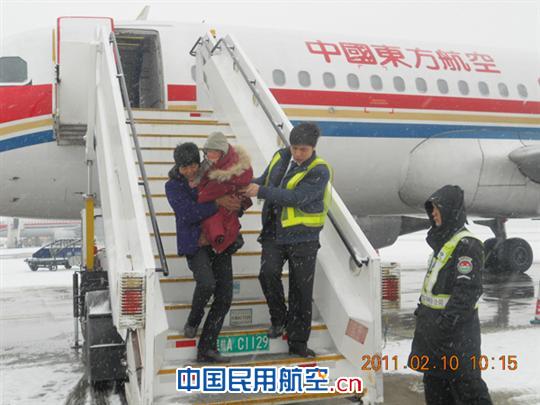 东航北京员工雪中热情服务春运返程旅客