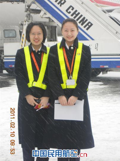 东航北京员工雪中热情服务春运返程旅客