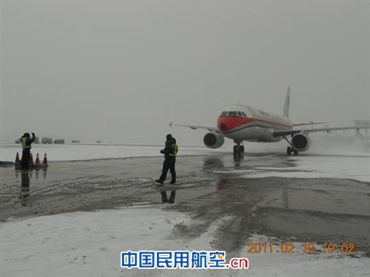 东航北京员工雪中热情服务春运返程旅客