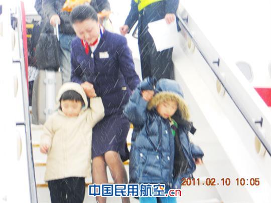 东航北京员工雪中热情服务春运返程旅客