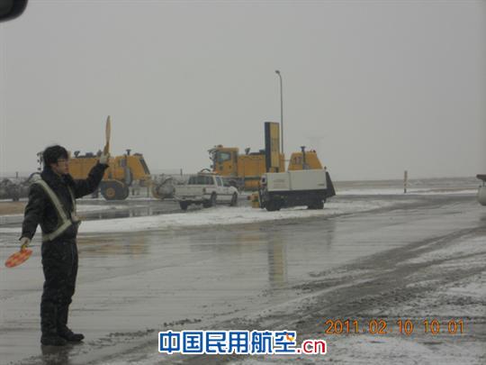 东航北京员工雪中热情服务春运返程旅客