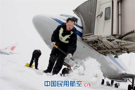 不辞冰雪为高飞：国航天津机务人春运写真