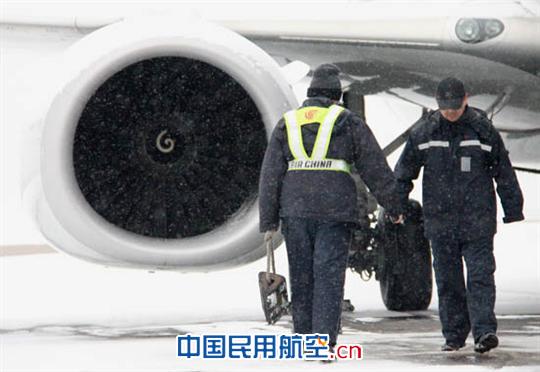 不辞冰雪为高飞：国航天津机务人春运写真