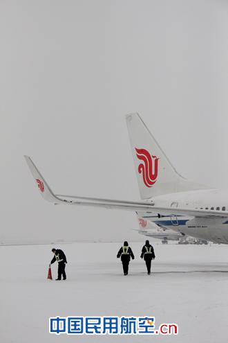 不辞冰雪为高飞：国航天津机务人春运写真