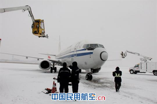 不辞冰雪为高飞：国航天津机务人春运写真