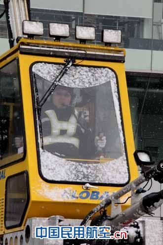 不辞冰雪为高飞：国航天津机务人春运写真